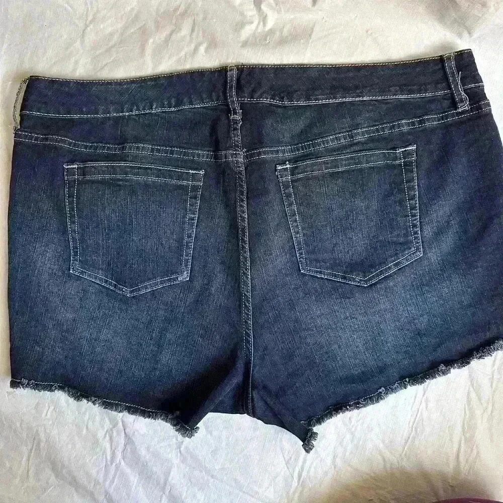Torrid Women's Size 20 Raw Hem Cutoff Denim Shorts Dark Wash High Rise Plus Size - Picture 3 of 9